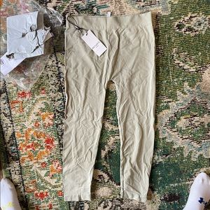 ULTRA NATURYL CAPRI TIGHTS- soft sage